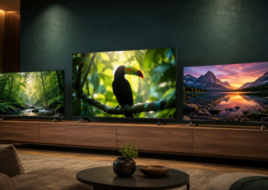 Imagem principal do artigo, três TVs em cima da mesa