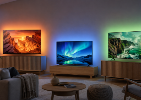 Imagem principal do artigo, três TVs em cima da mesa